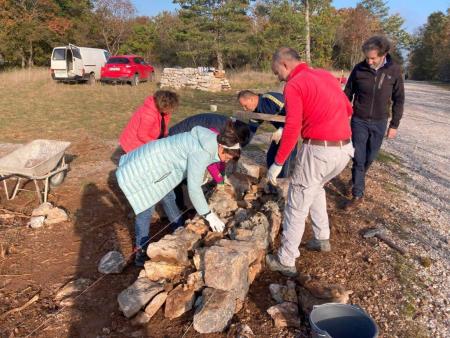 Delavnica_obnova suhega zidu v ŽMK; Vir: Darja Kranjc, Partnerstvo kraške suhozidne gradnje